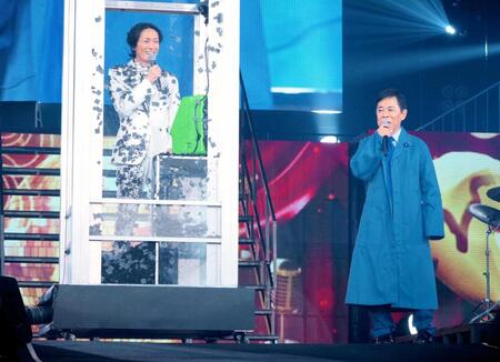 会場を盛り上げるナインティナインの矢部浩之（左）と岡村隆史©「ナインティナインのオールナイトニッポン歌謡祭」　