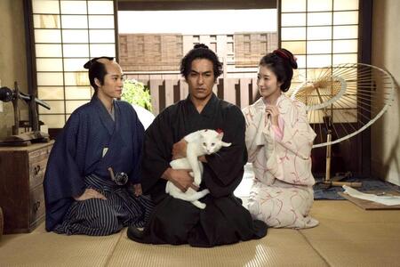 連続ドラマ「猫侍　-ビギニング-」に出演する（左から）嶋﨑斗亜、北村一輝、宮本茉由©テレビ朝日／ＢＳ朝日　