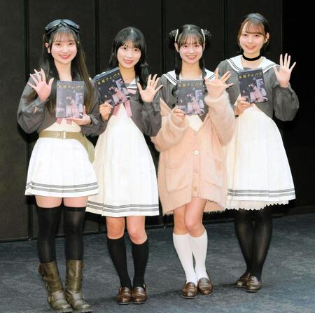 ＡＫＢ４８の伊藤百花（右から２人目）