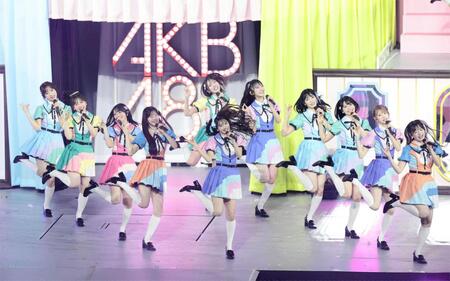 ＡＫＢ４８・伊藤百花（中央）
