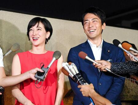結婚会見で笑顔をみせる当時の小泉進次郎議員（右）と滝川クリステル＝２０１９年８月