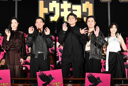 客席をバックに手を振る（左から）向里祐香、野村周平、小栗旬、間宮祥太朗、西野七瀬（撮影・持木克友）