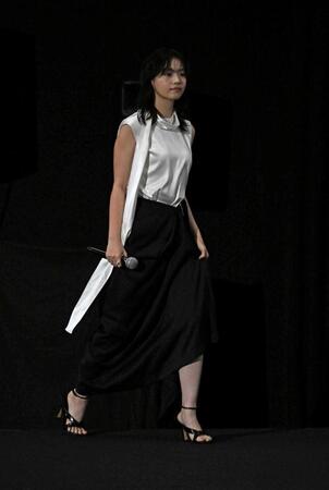 登壇する西野七瀬（撮影・持木克友）