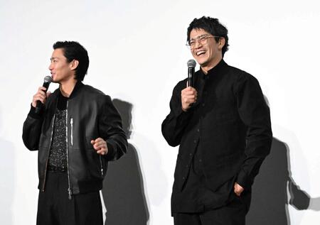 舞台あいさつで笑顔を見せる（左から）野村周平、小栗旬（撮影・持木克友）