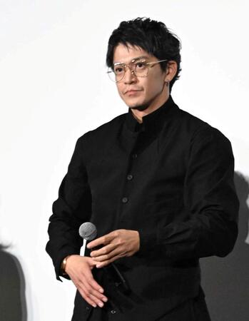 舞台あいさつに登壇した小栗旬（撮影・持木克友）