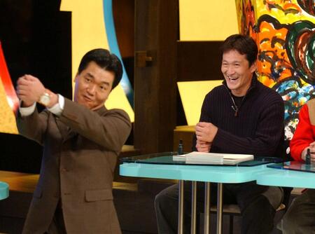ＴＶ収録で司会の島田伸介（左）のトークに大笑いする片岡＝２００３年