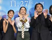 共演する（左から）石橋静河、長澤まさみ、柄本佑　