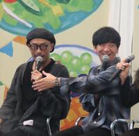 米粉を食べよう推進イベントに出席したパンサーの向井慧（右）と菅良太郎