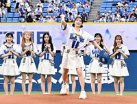 セレモニアルピッチを務めるＡＫＢ４８・伊藤百花