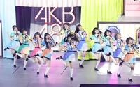 ＡＫＢ４８・伊藤百花（中央）
