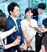 安倍首相に結婚すると報告した後、記者団の取材に応じる自民党の小泉進次郎衆院議員（左）とタレントの滝川クリステルさん＝２０１９年８月