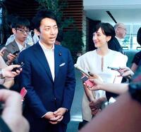 安倍首相に結婚の報告（ほうこく）をした後、取材におうじる小泉進次郎さん（左）とクリステルさん＝２０１９年８月