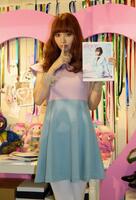 期間限定セレクトショップで写真撮影に応じた鈴木えみ＝東京・原宿のラフォーレ原宿＝２０１２年１１月撮影