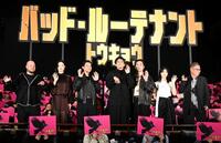 客席をバックに写真に納まる（左から）　サム・プレスマン、向里祐香、野村周平、小栗旬、間宮祥太朗、西野七瀬、三池崇史監督（撮影・持木克友）
