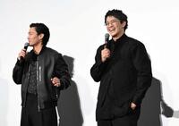 舞台あいさつで笑顔を見せる（左から）野村周平、小栗旬（撮影・持木克友）