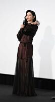 舞台あいさつに登壇した向里祐香（撮影・持木克友）