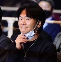 リングサイドで観戦する島田紳助さん＝２０２３年１月撮影