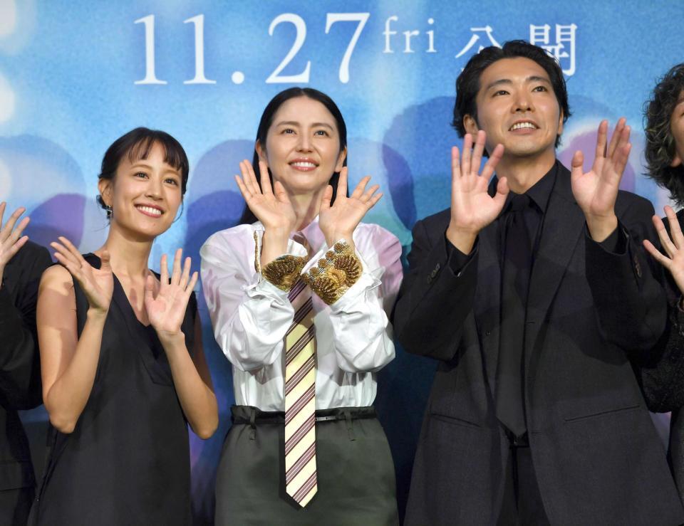 共演する（左から）石橋静河、長澤まさみ、柄本佑　