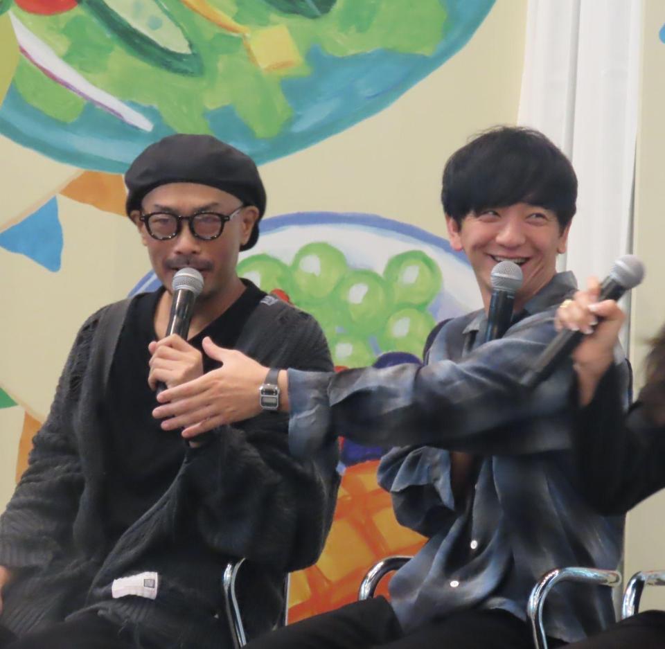 米粉を食べよう推進イベントに出席したパンサーの向井慧（右）と菅良太郎