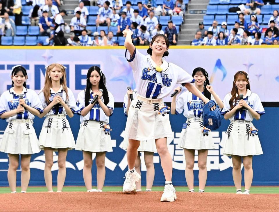 セレモニアルピッチを務めるＡＫＢ４８・伊藤百花