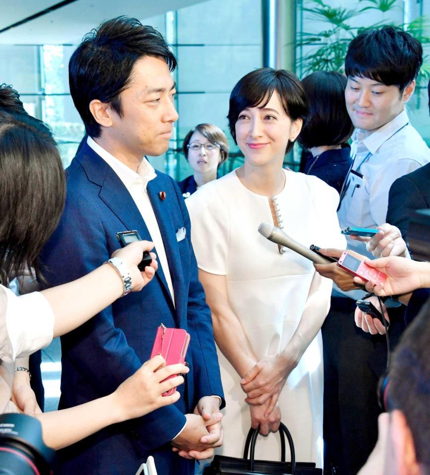 安倍首相に結婚すると報告した後、記者団の取材に応じる自民党の小泉進次郎衆院議員（左）とタレントの滝川クリステルさん＝２０１９年８月