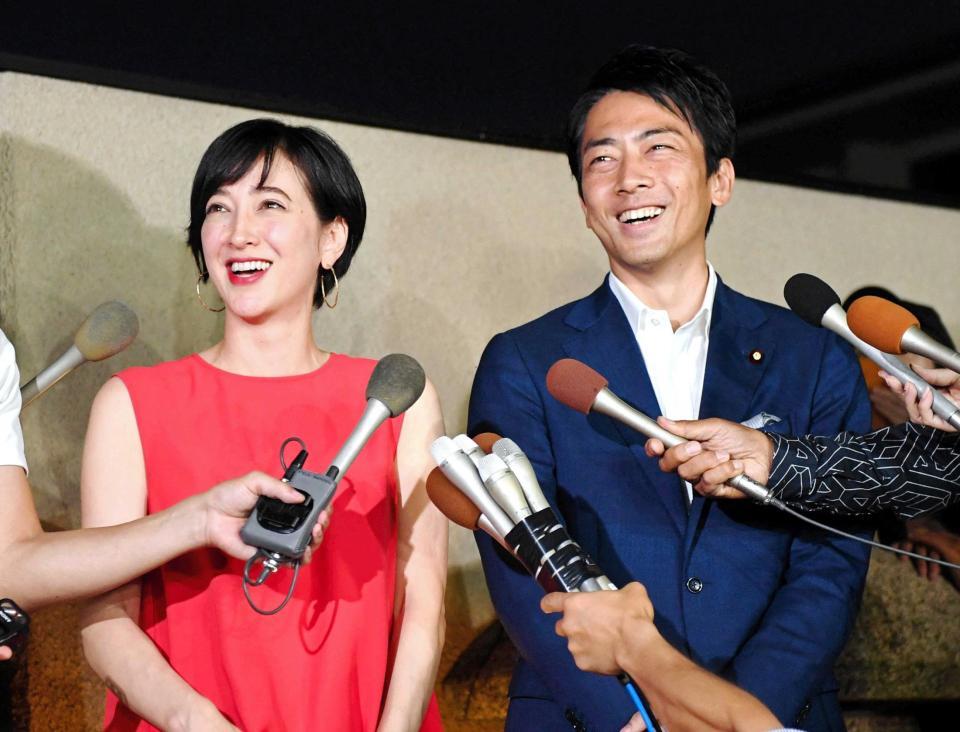 結婚会見で笑顔をみせる当時の小泉進次郎議員（右）と滝川クリステル＝２０１９年８月