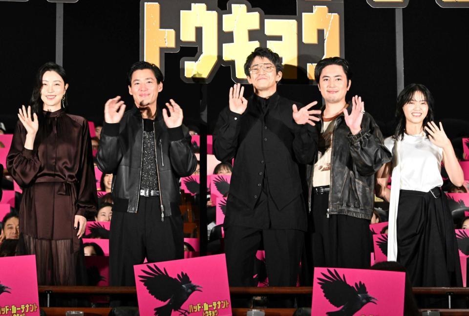 客席をバックに手を振る（左から）向里祐香、野村周平、小栗旬、間宮祥太朗、西野七瀬（撮影・持木克友）