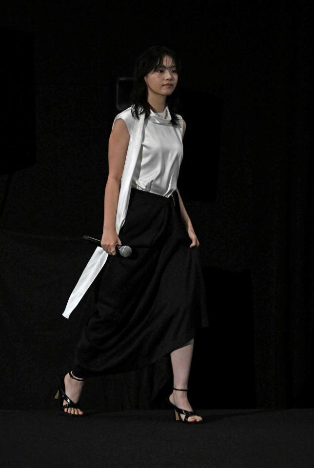 登壇する西野七瀬（撮影・持木克友）
