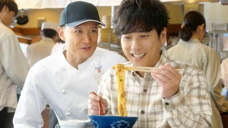 「もう戻れない。肉辛まぜうどん」編でテレビＣＭ初共演した松岡昌宏（左）と二宮和也