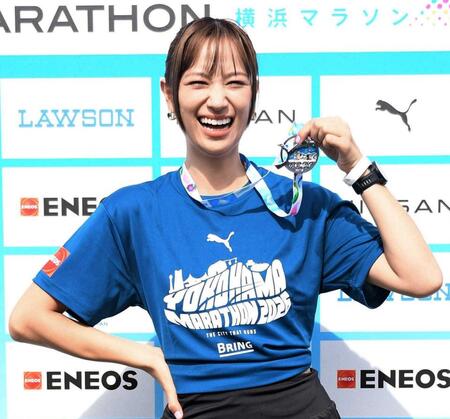 完走メダルを手にする高橋ユウ（撮影・千葉大輝）