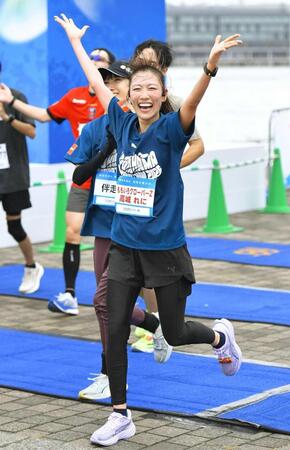 笑顔でゴールする高城れに（撮影・千葉大輝）