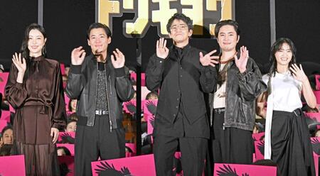 手を振る（左から）向里祐香、野村周平、小栗旬、間宮祥太朗、西野七瀬（撮影・持木克友）