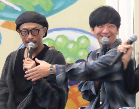 出席したパンサーの向井慧（右）と菅良太郎