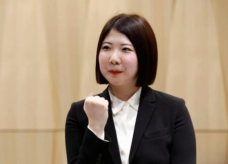 記者会見でポーズをとる西山朋佳白玲＝26日午前、東京都渋谷区の将棋会館