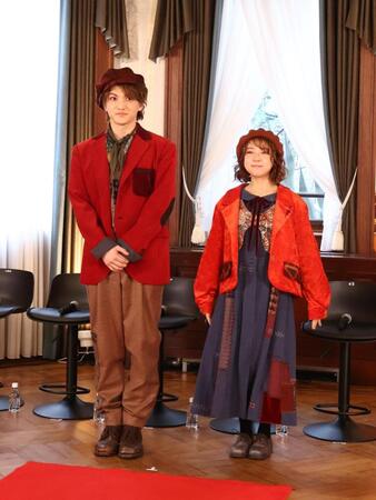 ミュージカル「ミー＆マイガール」製作発表会に舞台衣装で登場した三浦宏規（左）と上白石萌音