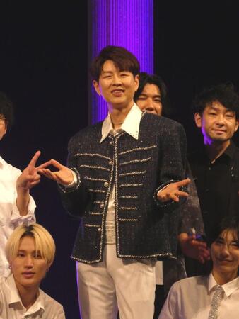 撮影に応じるパク・ジュニョン