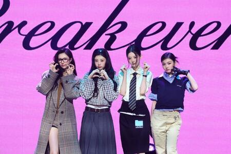 メディアショーケースを行ったＩＬＬＩＴの（左から）ＹＵＮＡＨ、ＷＯＮＨＥＥ、ＭＩＮＪＵ、ＩＲＯＨＡ　（Ｐ）＆（Ｃ）　ＢＥＬＩＦＴ　ＬＡＢ　Ｉｎｃ．　