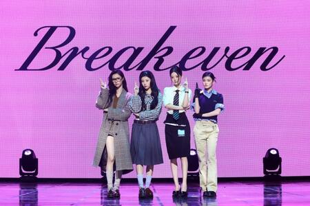 メディアショーケースを行ったＩＬＬＩＴの（左から）ＹＵＮＡＨ、ＷＯＮＨＥＥ、ＭＩＮＪＵ、ＩＲＯＨＡ　（Ｐ）＆（Ｃ）　ＢＥＬＩＦＴ　ＬＡＢ　Ｉｎｃ．　