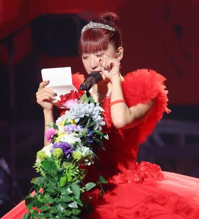 涙ながらに感謝の手紙を読むつばきファクトリーの秋山眞緒（撮影・吉澤敬太）