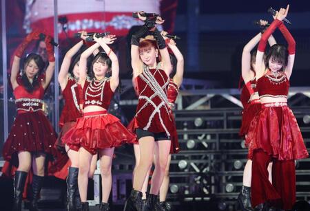 ファンを魅了する秋山眞緒（中央）ら、つばきファクトリー（撮影・吉澤敬太）