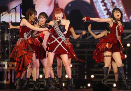 ファンを魅了する秋山眞緒（中央）ら、つばきファクトリー（撮影・吉澤敬太）