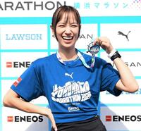 完走メダルを手にする高橋ユウ（撮影・千葉大輝）