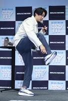 シューズを履く相葉雅紀（撮影・佐々木彰尚）