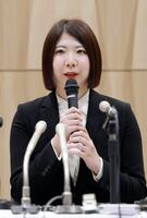 記者会見する西山朋佳白玲