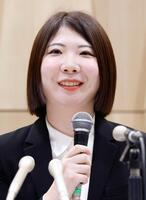 記者会見する西山朋佳白玲＝26日午前、東京都渋谷区の将棋会館