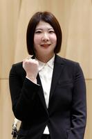 記者会見でポーズをとる西山朋佳白玲＝26日午前、東京都渋谷区の将棋会館