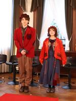 ミュージカル「ミー＆マイガール」製作発表会に舞台衣装で登場した三浦宏規（左）と上白石萌音