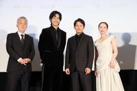 舞台あいさつに登壇した（左から）瀬々敬久監督、松坂桃李、岡田准一、清野菜名　©　２０２６　映画「ＳＵＫＩＹＡＫＩ 上を向いて歩こう」製作委員会