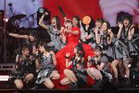 つばきファクトリーのメンバーから卒業を祝福される秋山眞緒（中央）＝撮影・吉澤敬太