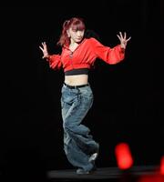 キレのあるダンスで魅了するつばきファクトリーの秋山眞緒（撮影・吉澤敬太）